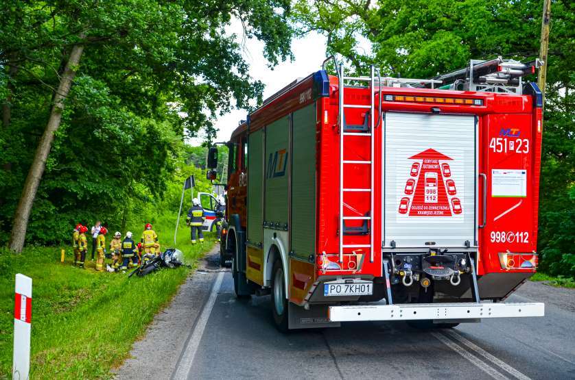 Jarocin. Motocyklista zderzył się z dwoma autami. Trafił do szpitala