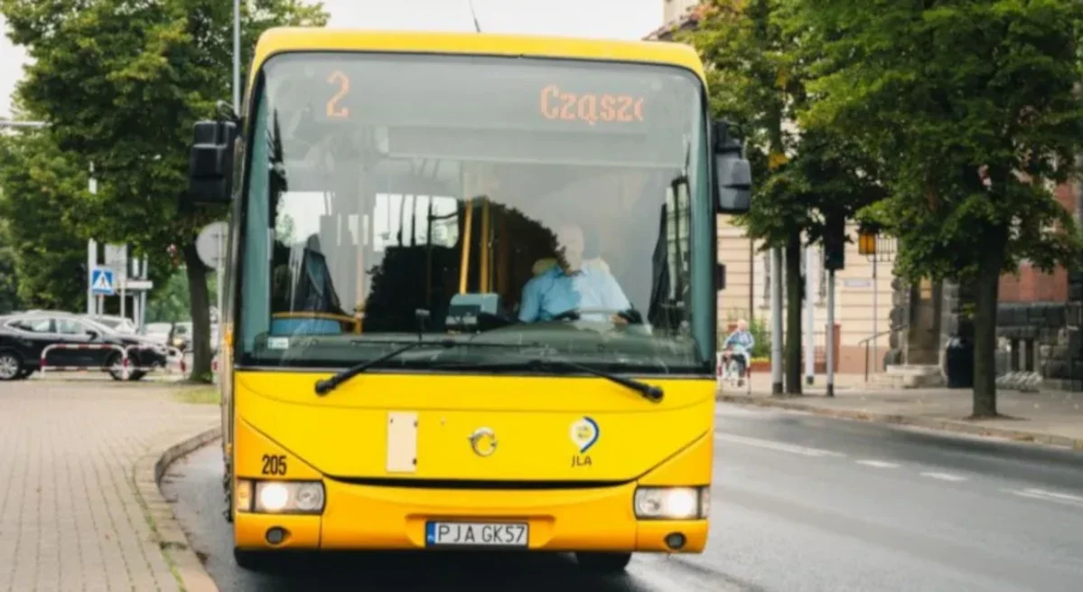 Jarocińskie Linie Autobusowe uruchomiły sprzedaż biletów miesięcznych. Jak i gdzie je kupić? [SONDA] - Zdjęcie główne