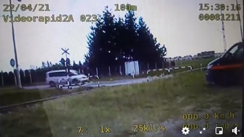 Nie zatrzymali się przed wjazdem na tory. Wypatrzyła ich policja [WIDEO] - Zdjęcie główne