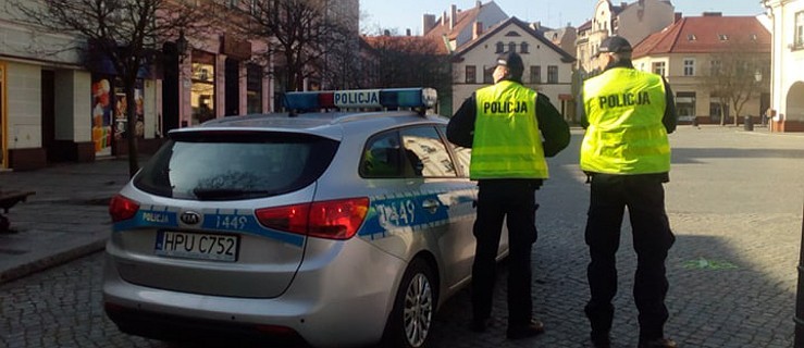 Policja codziennie sprawdza objętych kwarantanną. 5 tys. grzywny za jej złamanie [SONDA]        - Zdjęcie główne