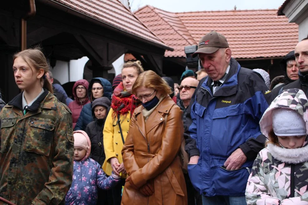 Jarocin. Męka Pana Jezusa na rozkopanym rynku, wśród samochodów [ZDJĘCIA]