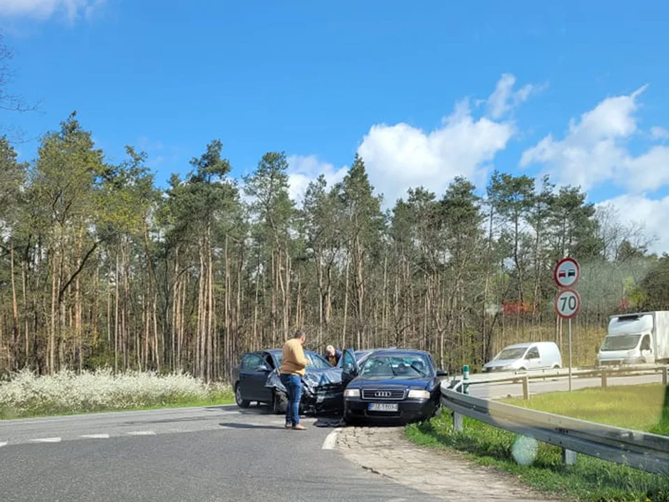 Zderzenie dwóch aut na skrzyżowaniu w Jarocinie - Zdjęcie główne