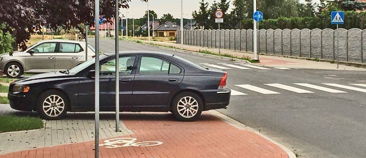 Jarocin. Parkują na ścieżce rowerowej i chodniku - Zdjęcie główne