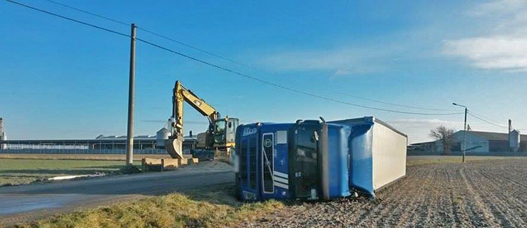 Tir leży na drodze powiatowej. Utrudnienia - Zdjęcie główne