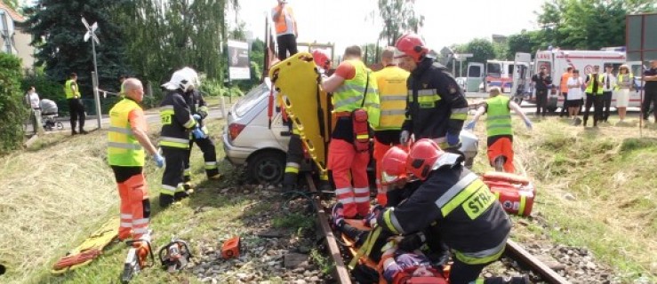 Młodzi ludzie w samochodzie pod pociągiem [WIDEO + FOTO] - Zdjęcie główne