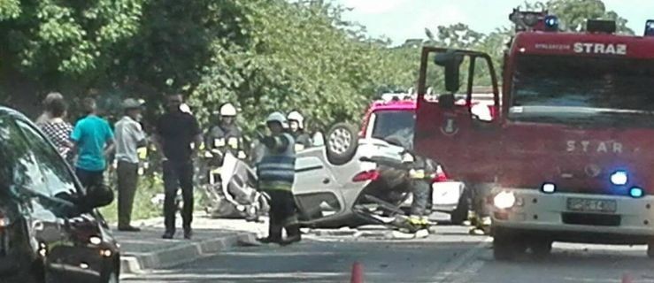 Peugeot dachował na drodze wojewódzkiej. Auto wpadło na chodnik  - Zdjęcie główne