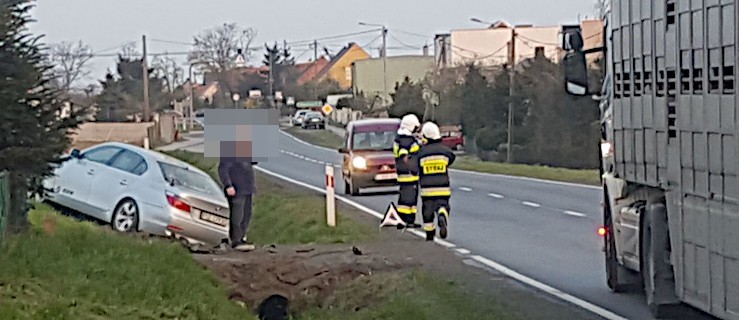 Zderzenie dwóch osobówek. Ruch wahadłowy na drodze krajowej - Zdjęcie główne