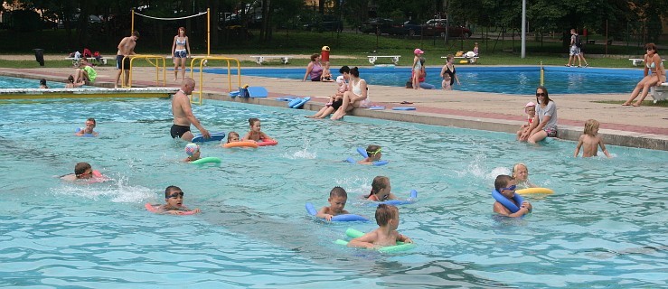 Żerków. Dzieci za darmo uczą się pływać na żerkowskich basenach - Zdjęcie główne