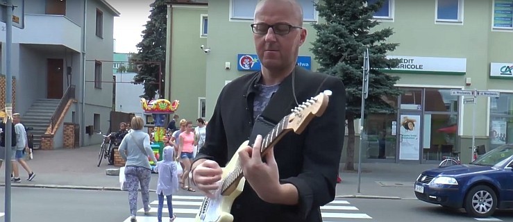 Ksiądz z gitarą w centrum miasta. Młodzież skacze. Co się dzieje? [WIDEO]   - Zdjęcie główne