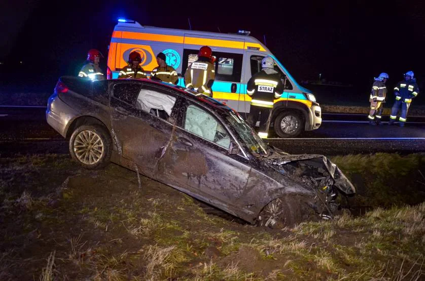 Wjechał BMW do rowu przy drodze wojewódzkiej 443. Trafił do szpitala  - Zdjęcie główne