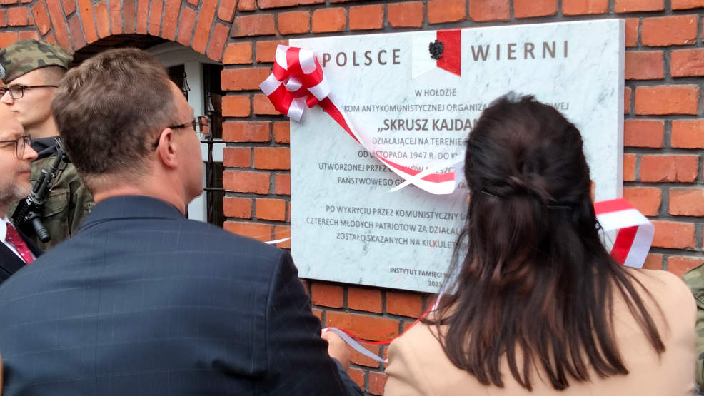 W Jarocinie odsłonięto tablicę pamięci poświęconą członkom organizacji "Skrusz Kajdany"