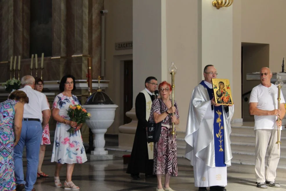 W parafii Chrystusa Króla trwają rekolekcje Maryjne. Dzisiaj mszę św. rozpoczęli procesją z ikoną Matki Bożej [ZDJĘCIA]  - Zdjęcie główne