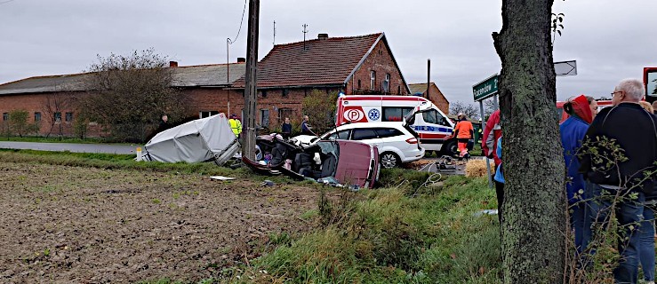 Zderzenie dwóch aut. Jedna osoba była zakleszczona w rozbitym pojeździe   - Zdjęcie główne