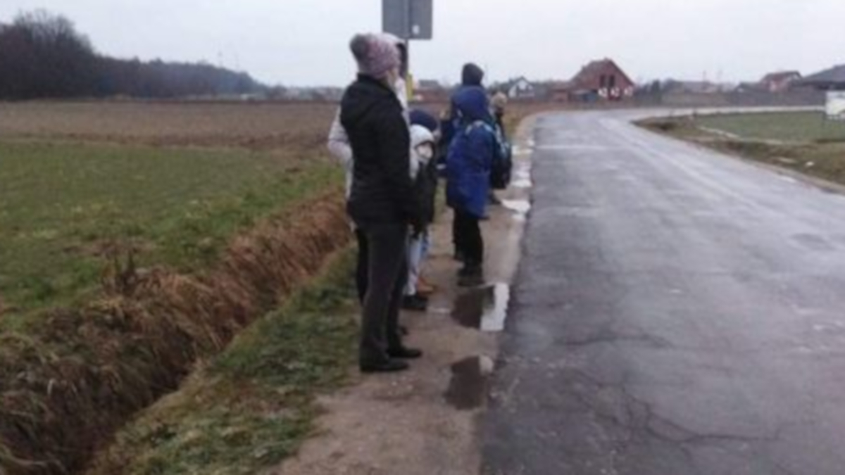 Jarocin. Dlaczego dzieci muszą stać na wąskim poboczu czekając na autobus?   - Zdjęcie główne