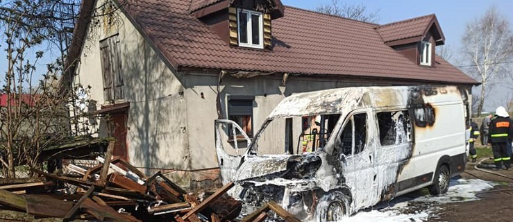 Zwłoki w mieszkaniu, mężczyzna na dachu, pożar samochodu   - Zdjęcie główne