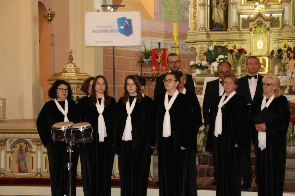 "Cantare" z Żegocina zaśpiewał na pielgrzymce chórów i orkiestr. Dyrygentka zachwyciła głosem [ZDJĘCIA] - Zdjęcie główne