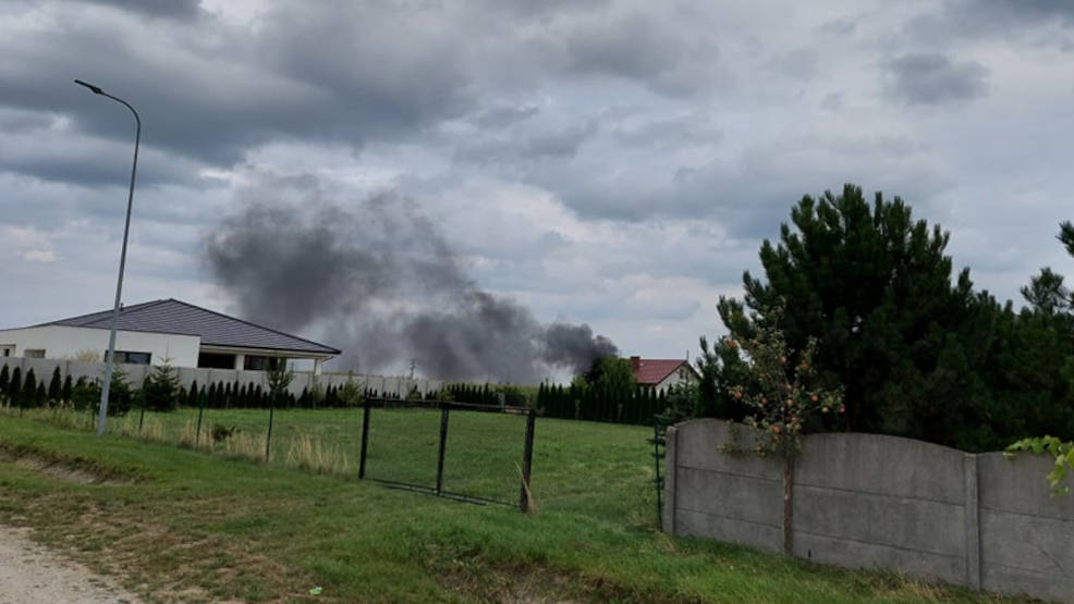 Jarocin. Pali się samochód w okolicy Batorego. Straż i policja już na miejscu 