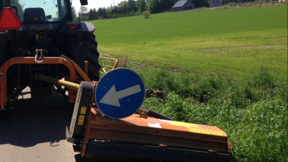 Zarośnięte pobocza zagrażają kierowcom. Kiedy zostaną wykoszone? - Zdjęcie główne