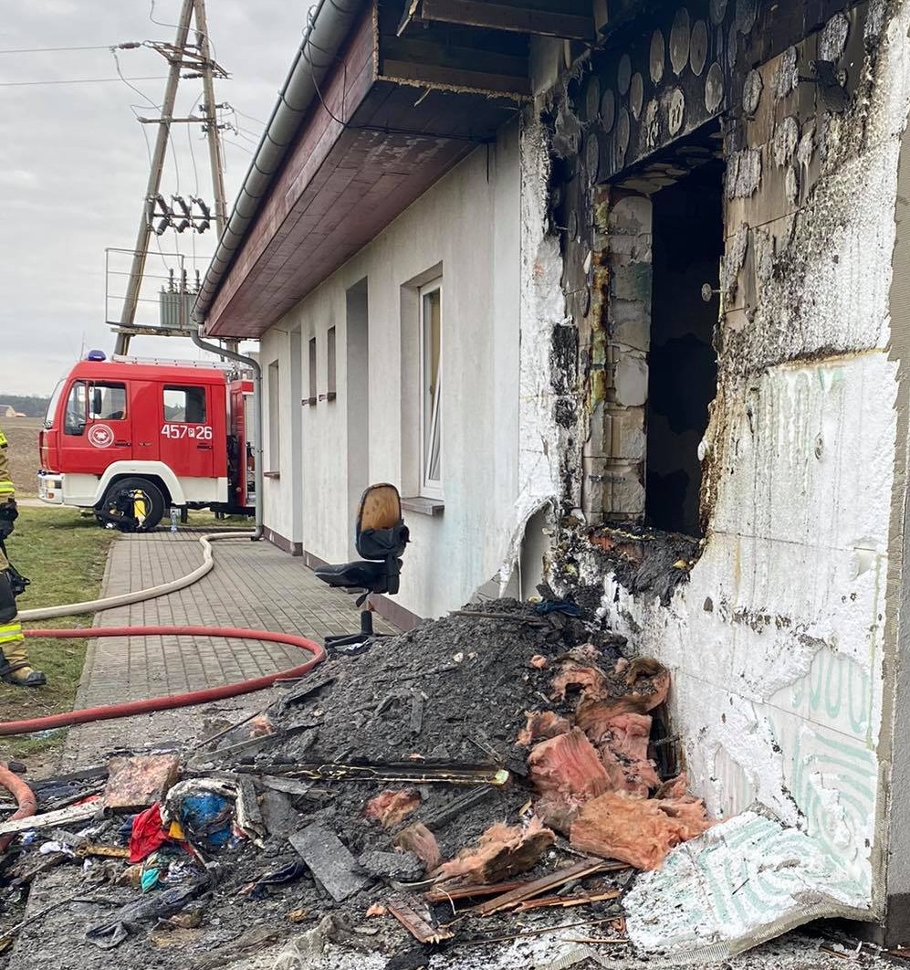 Łuszczanów. Rodzina z dziećmi straciła w pożarze dom. Trwa organizowanie pomocy dla pogorzelców - Zdjęcie główne