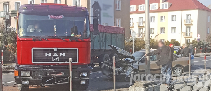 Jarocin. Zderzenie z ciężarówką na DK 11/12 - Zdjęcie główne