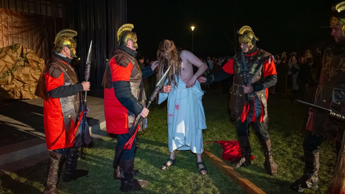 Tłumy na poruszającym misterium w Jaraczewie. "Łzy same napływały do oczu" [ZDJĘCIA]