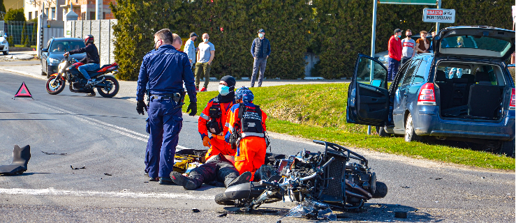  Zderzenie motocyklisty z autem osobowym na drodze Jarocin – Żerków. Przyleciał LPR