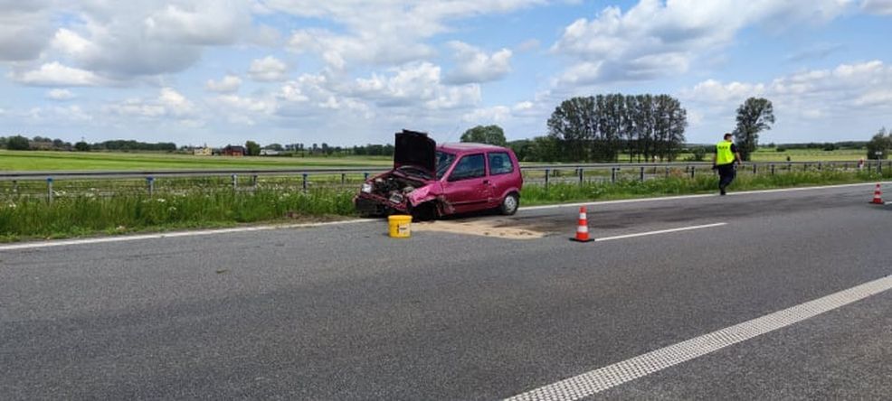 Fiat cinquecento uderzył w bariery ochronne na obwodnicy Jarocina. 