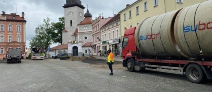 Olbrzymi zbiornik trafi pod płytę rynku w Jarocinie. Właśnie rusza budowa  - Zdjęcie główne