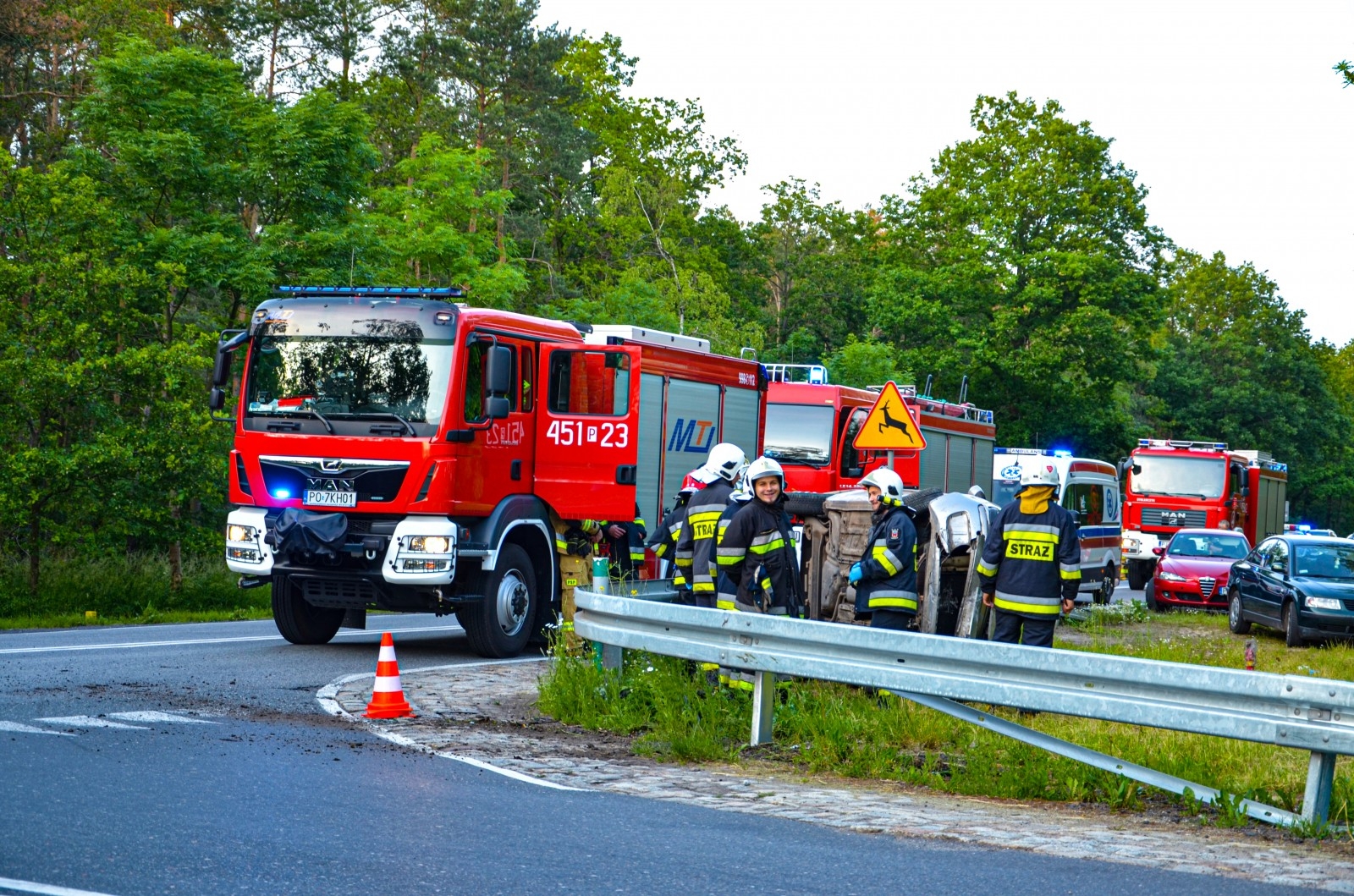 Jarocin. Fiat punto dachował na skrzyżowaniu  - Zdjęcie główne