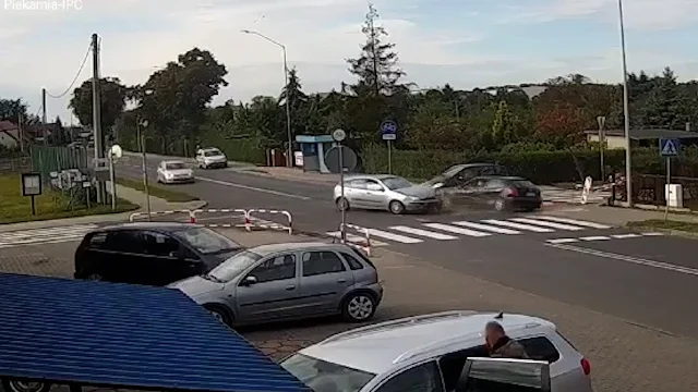 Kierowcy ignorują znak „STOP" na skrzyżowaniu Żerkowskiej i Maratońskiej. Nagrania zdarzeń - Zdjęcie główne