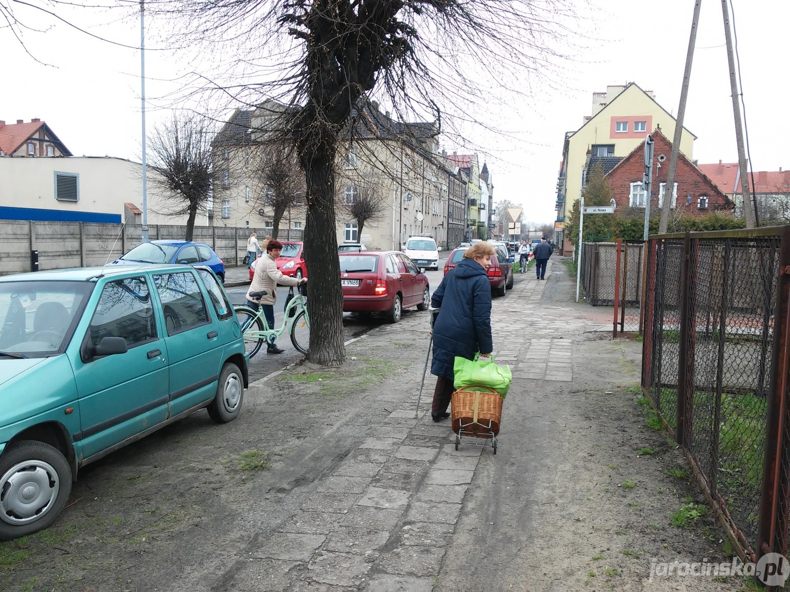 Jarocin. Rozdawanie jabłek na osiedlu - Zdjęcie główne