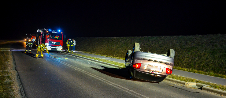 Auto osobowe dachowało na łuku drogi Jarocin - Żerków  - Zdjęcie główne