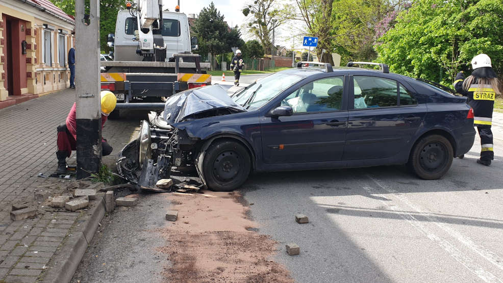 Renault laguna uderzył w słup energetyczny. 