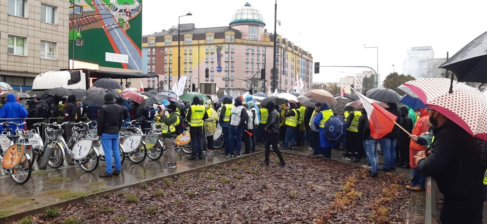  Rolnicy z powiatu jarocińskiego protestują w deszczu w Warszawie [ZDJĘCIA]    - Zdjęcie główne
