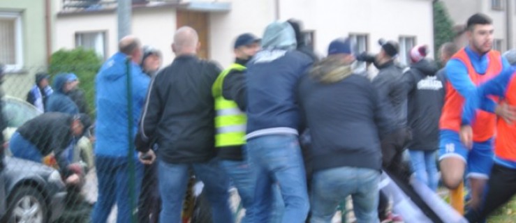 Bójka kibiców podczas derbów w "okręgówce". Wezwano policję  - Zdjęcie główne