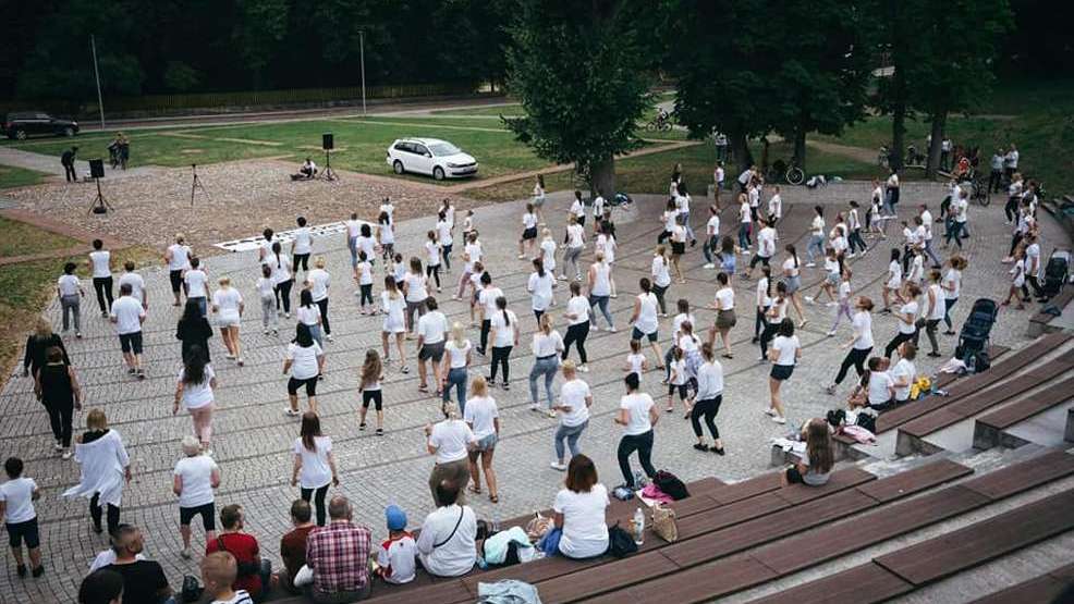 Żerków. Tańczyli i zbierali na leczenie chorej Karoliny Fajfer