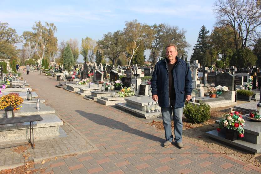 Aleksander Paterka jest geabarzem i opiekunem cmentarza parafialnego w Jarocinie    