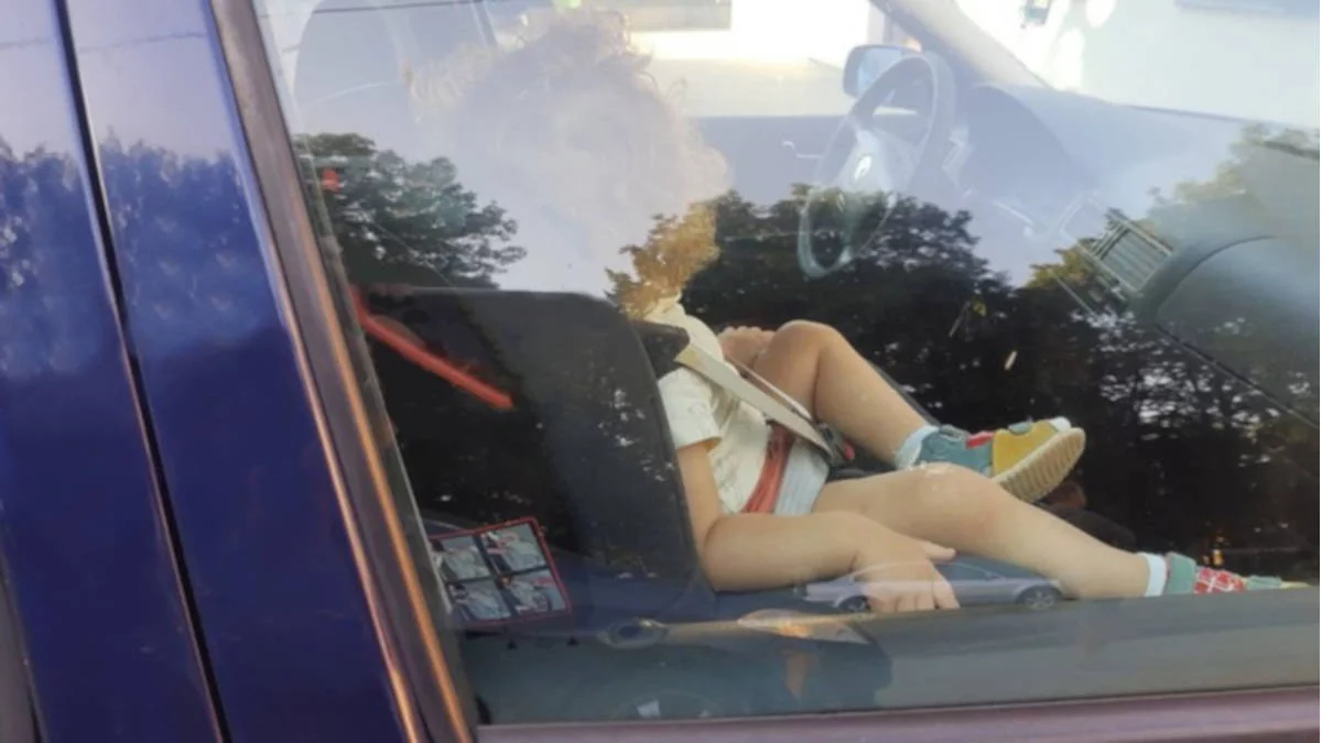 Uwaga, pilny komunikat policji. Dziecko zostawione w nagrzanym samochodzie. Co grozi opiekunowi?