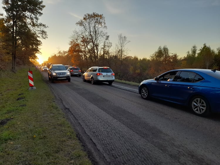 Poważne utrudnienia i korki na drodze nr 443. Trwa frezowanie nawierzchni  - Zdjęcie główne