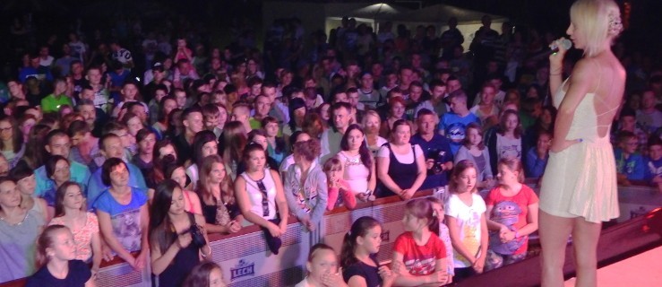 Parzęczew: Publiczność śpiewała razem z zespołem - Zdjęcie główne