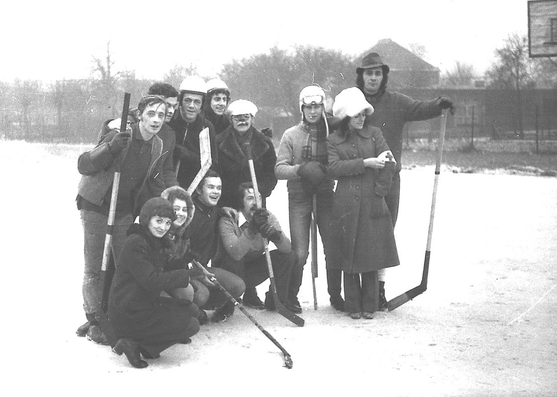 Tradycje hokejowe w Jarocinie? A i owszem. Uczestnicy meczu AKF JAR - Klub "Olimp", ok. 1970-1972, boisko jarocińskiego liceum.