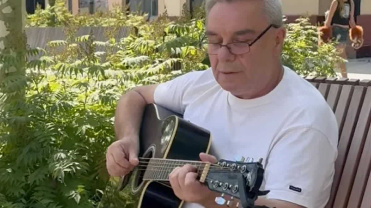 Wyszedł z gitarą na jarociński rynek i zachwycił przechodniów. Apeluje do kolegów [WIDEO] - Zdjęcie główne