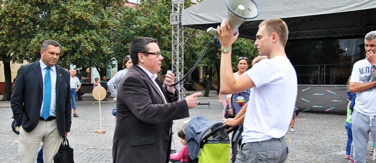 Jarocin. Manifestacja na rynku. Kierowcy zawracali. Burmistrz był zdenerwowany? [WIDEO] - Zdjęcie główne