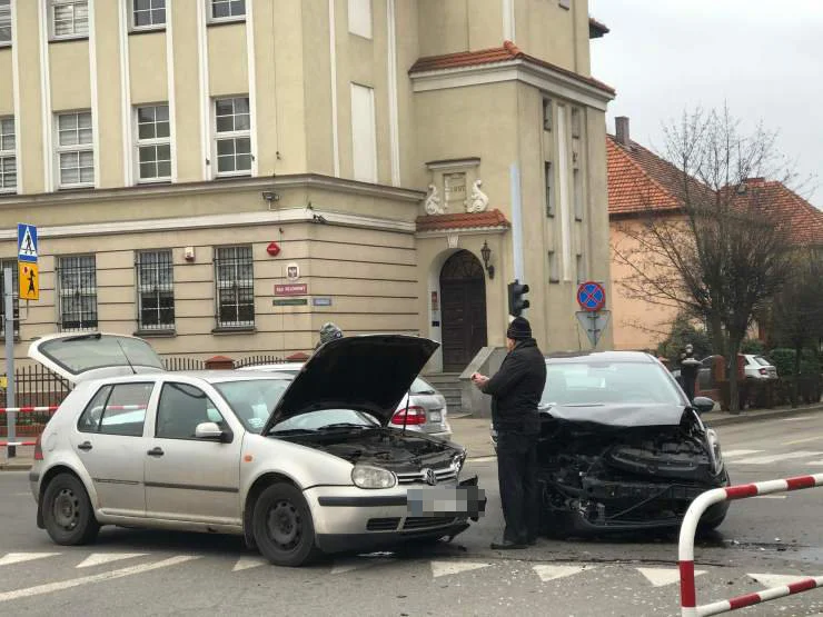 Zderzenie dwóch aut na skrzyżowaniu Kościuszki i Al. Niepodległości w Jarocinie  - Zdjęcie główne