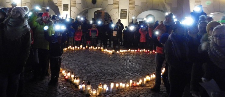 Kilkaset osób stanęło wczoraj na rynku "Murem za Owsiakiem" [FOTO, VIDEO] - Zdjęcie główne