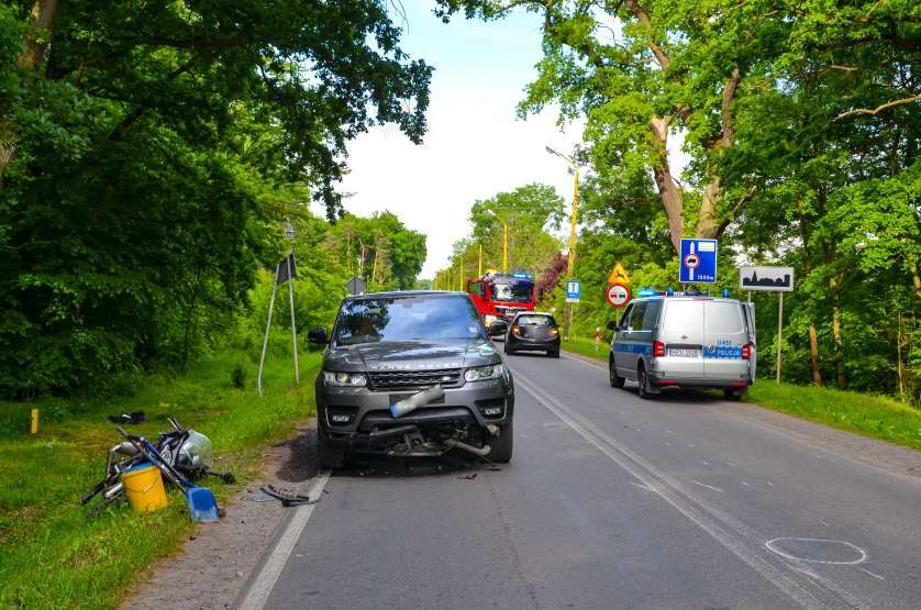 Jarocin. Motocyklista zderzył się z dwoma autami. Trafił do szpitala