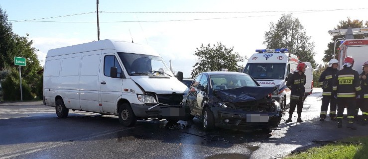 Zderzenie dwóch samochodów w Żerkowie. Droga zablokowana - Zdjęcie główne