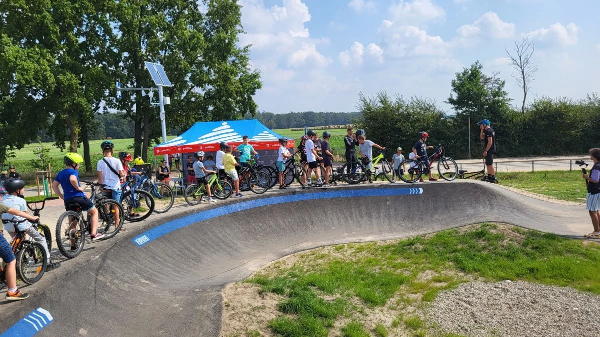 Młodzi szaleją na pumptracku w Jarocinie. Nie przeszkadza nawet żar z nieba [ZDJĘCIA, WIDEO] - Zdjęcie główne