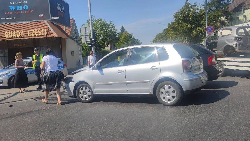 Zderzenie na skrzyżowaniu Al. Niepodległości i Moniuszki w Jarocinie  - Zdjęcie główne