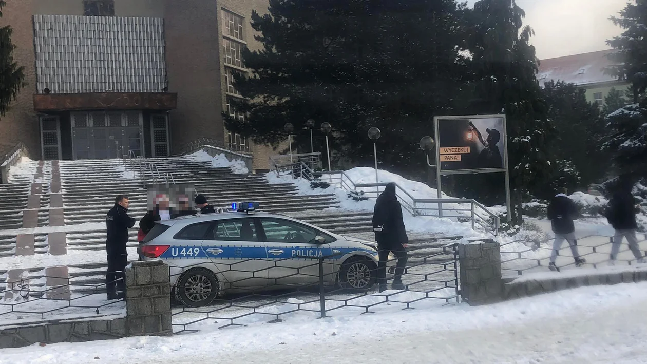 Policja przed kościołem franciszkanów w Jarocinie. Co się działo? - Zdjęcie główne